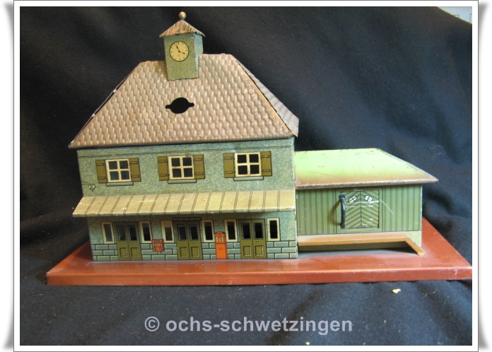 Bahnhof KB Bing  Blech  -  ca. 36 cm lang - um 1930 -  mit Güterhalle